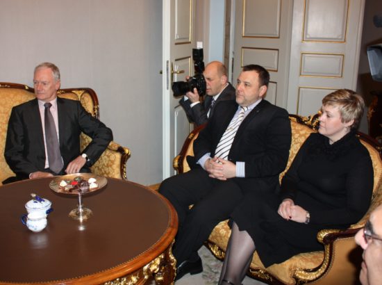 Vasakult laua ääres: Eesti suursaadik Kreekas Andres Talvik, Riigikogu liikmed Sven Sester ja Maret Maripuu